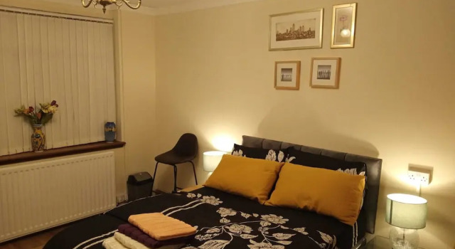 Beautiful 4-bed Apartment in Wolverhampton, Varaa Huoneisto Asunnot kohteessa Merseyside, Huoneisto