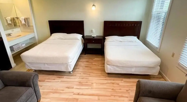 Четырёхместный семейный люкс Baseball Town Motel