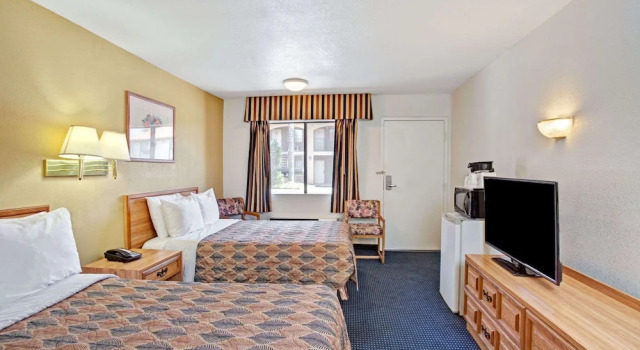 Четырёхместный номер Standard с видом на бассейн Travelodge by Wyndham Banning Casino and Outlet Mall