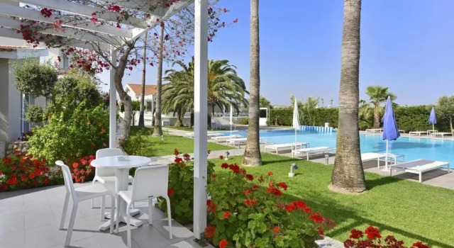 Люкс с видом на бассейн Mon Repos Hotel