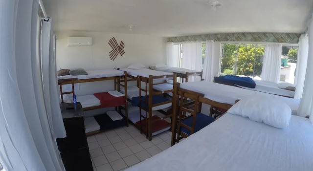 Кровать в общем номере Hostel Farol da Barra