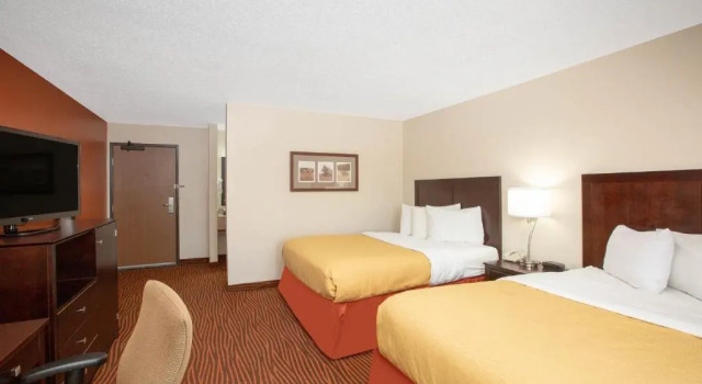 Четырёхместный номер Standard AmericInn by Wyndham Muscatine