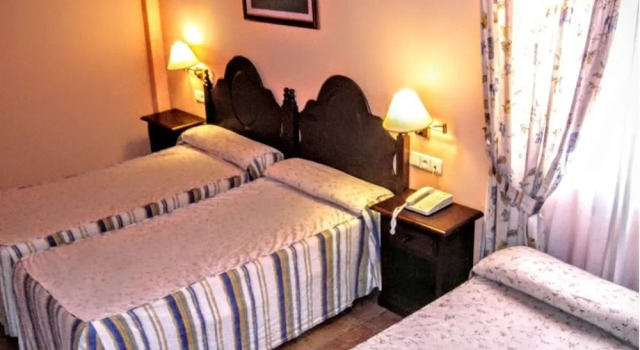 Трёхместный номер Standard с балконом Albenzaire Hotel Asador