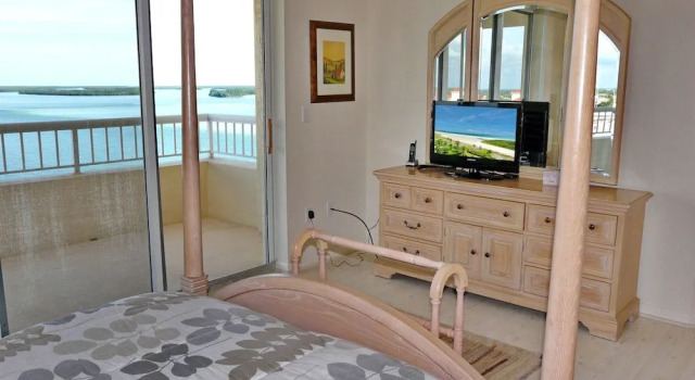 Top Floor Beachfront Condo With Ocean Views/pool/spa, Забронировать Отель Отели в центре Марко-Айленд, в центре, Парковка