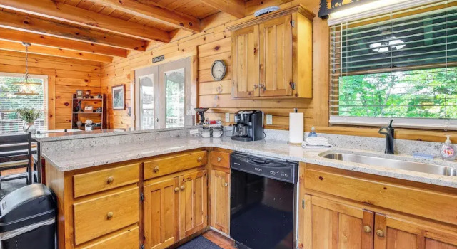 Коттедж Pigeon Forge Cabin: Premier Location & Hot Tub