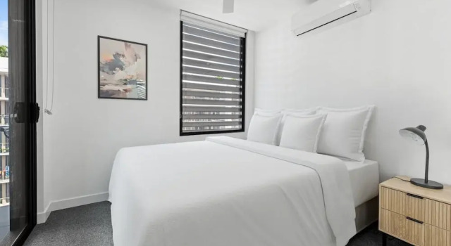 Stylish West End Stay With Rooftop Pool & BBQ