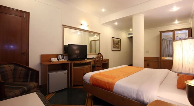 OYO 1100 Hotel Kwality Regency, Rezerwuj Hotel Hotele w Chandigarh Region z parkingiem, Parking