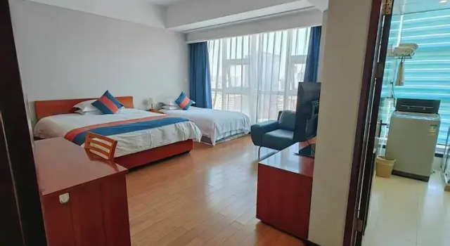 Трёхместный номер Comfort East King Business Hotel