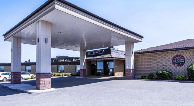 Четырёхместный люкс Quality Inn & Conference Centre