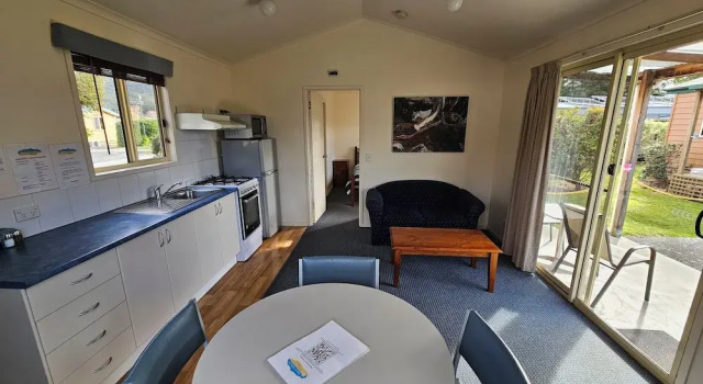 Коттедж Snug Beach Cabin And Caravan Park