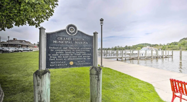 Modern Grand Haven Condo - Steps to Downtown!, Varaa Huoneisto Grand Haven Michigan
