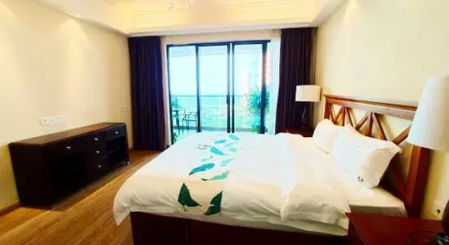 Люкс с балконом и с видом на море Beihai yezi seaview garden balcony apartment