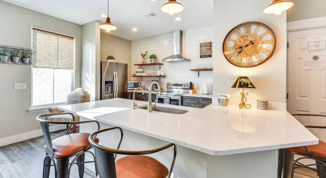 Апартаменты 1 Mi to Old Town: Cheerful Bluffton Townhome!