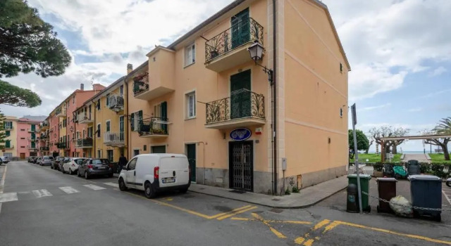 ALTIDO Lovely Apt for 4, with SeaView Moments from Beach