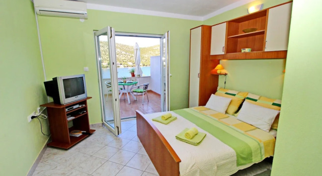 Apartments Marijana, Book Apartment Hotels in Zavalatica with Parking, Parking