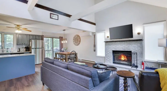 Dreamy Lake House With Fireplace, Firepit & Pet Friendly, Book Feriehus Sommerhuse i Pennsylvania, Hytte