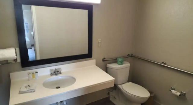 Четырёхместный номер Standard Days Inn by Wyndham Hardeeville North I-95 & US 278