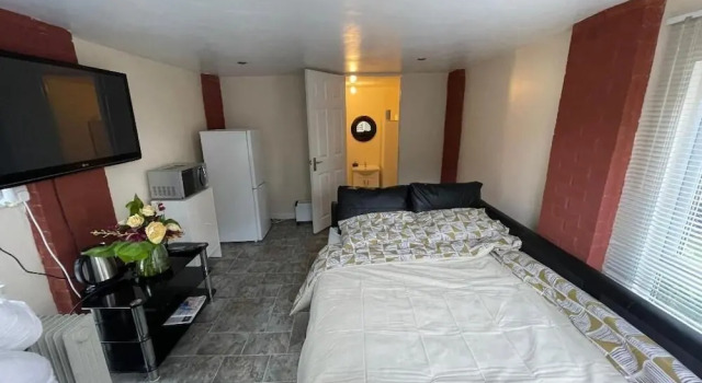 A Furnished Ensuite Apartment for Rent in Patchway