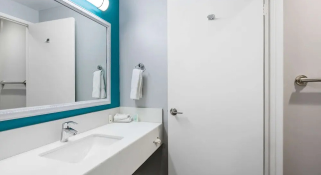 Двухместный люкс с балконом Quality Inn Near Hollywood Walk of Fame