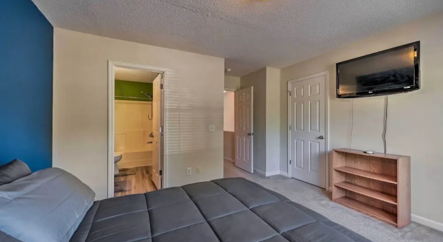 Cozy Greensboro Townhome ~ 7 Mi to UNC Campus, Забронировать Апартаменты/квартира Гринсборо Северная Каролина