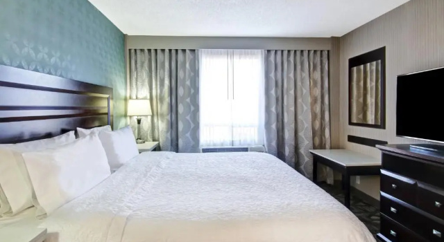 Люкс Hampton Inn & Suites by Hilton Calgary-Airport