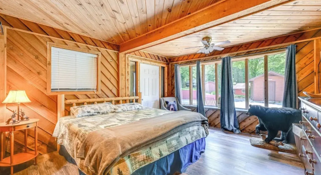 Lakefront North Carolina Abode w/ Grill & Fire Pit, Забронировать Дом для отпуска Коттеджи Blue Ridge Mountains, Коттедж