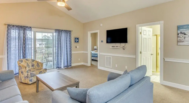 2 Mi to Ocean: Myrtle Beach Condo w/ Balcony, Забронировать Апартаменты/квартира Отели Миртл-Бич с парковкой, рядом с PineHills Palmetto at Myrtlewood Golf Club, Парковка