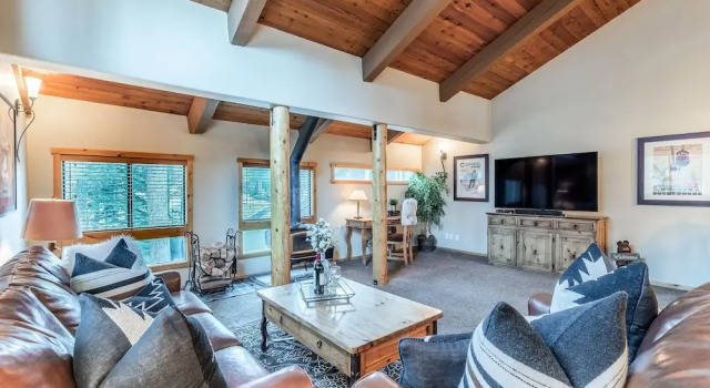 Номер Standard Courchevel 14 Remodeled Light and Bright Mountain Cabin, Walk to Canyon Lodge Slopes by RedAwning