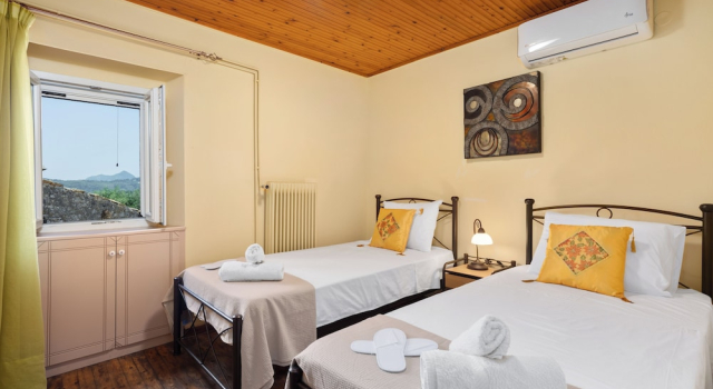 Charming Villa in a traditional village, 3 km from the beach of Agios Gordios, Забронировать Вилла Отели периферии Ионических островов с парковкой, Парковка