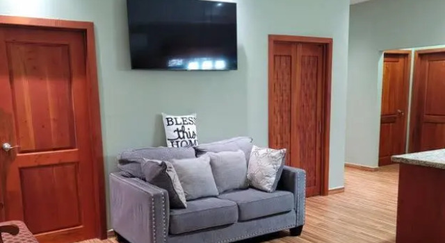 Authentic 4 bedroom house !, Prenota Hotel Hotel a Roatan con parcheggio, Parcheggio