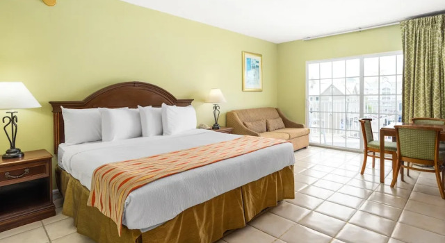 Люкс с балконом и с видом на город Tidelands Caribbean Boardwalk Hotel and Suites