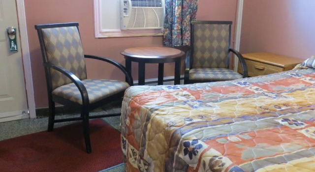 Kings Inn Orillia, Book Hotel Hoteller i Orillia med parkering, Parkering