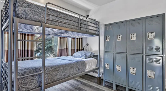 Кровать в общем номере (женский номер) Samesun Banff Hostel