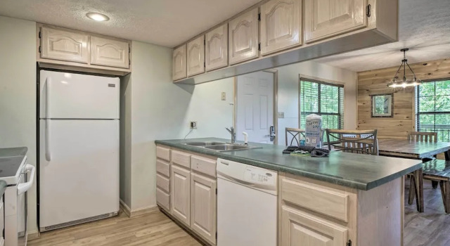 Коттедж Hot Tub & Private Deck: Rustic Pigeon Forge Cabin