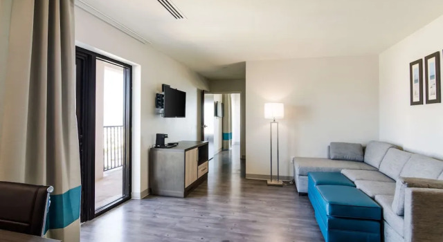 Двухместный люкс с балконом Comfort Inn & Suites Gulf Shores East Beach near Gulf State Park