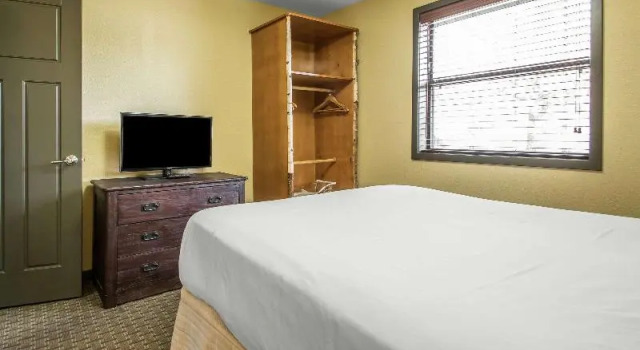 Номер Standard с 3 комнатами с видом на поле для гольфа Hilton Grand Vacations Christmas Mountain Village Wisconsin