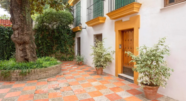 Bright Apartment in Seville Plaza Santa Cruz