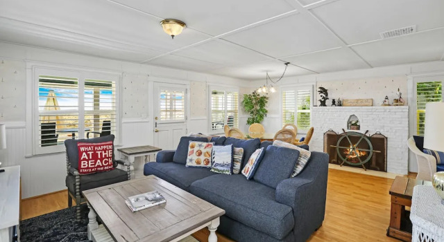 Stunning Beachfront Home in Prime Newport Location, Забронировать Дом для отпуска Виллы Ньюпорт-Бич, рядом с Пляж Ньюпорт-Дьюн, Вилла