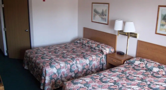 Четырёхместный номер Standard Budget Host Inn & Suites North Branch