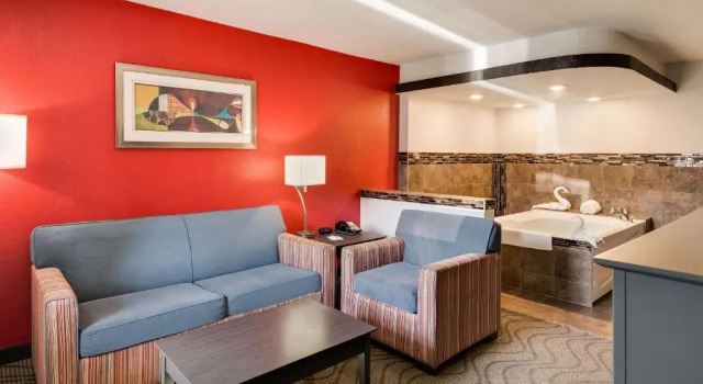 Люкс Clarion Inn & Suites Russellville I-40