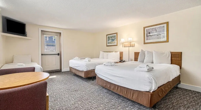 Трёхместный номер Standard Ludington Pier House