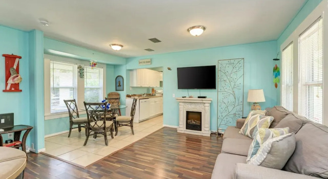 Cottage Haven-one Minute Walk To The Beach-private Yards-keyless Locks