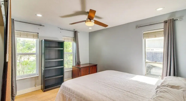 Pompano Beach Bungalow w/ Private Pool!, Rezerwuj Dom wakacyjny Hotele w Broward County z parkingiem, Parking