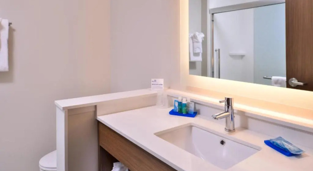 Четырёхместный номер Standard Holiday Inn Express & Suites Farmville by IHG