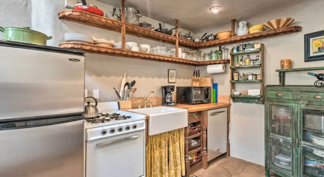 Коттедж с 2 комнатами Chic Adobe-style Bungalow in Historic Santa Fe!