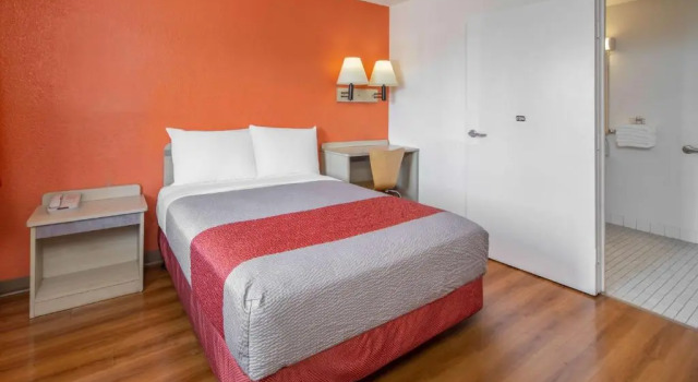 Motel 6 Los Angeles - Van Nuys North Hills, Забронировать Мотель Норт-Хиллс San Fernando Valley