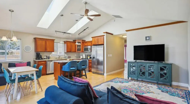 Cheery Tacoma Vacation Rental: 7 Mi to Owen Beach!, Забронировать Отель Такома Вашингтон, рядом с Природный парк Tacoma Nature Center