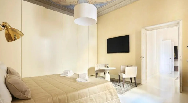 LUXURY suite with amazing Terrace in Florence-hosted by Sweetstay, Забронировать Отель Санта-Кроче Флоренция, рядом с Дом Буонаротти
