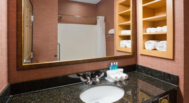 Четырёхместный номер Standard Holiday Inn Express Hotel & Suites Brainerd-Baxter by IHG