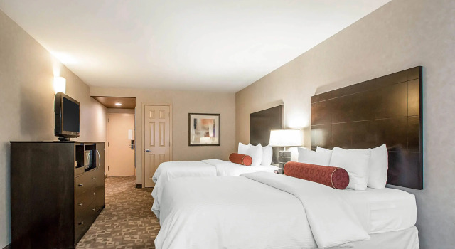 Четырёхместный номер Standard Clarion Inn Elmhurst - Oak Brook near I-88, I-290, I-294